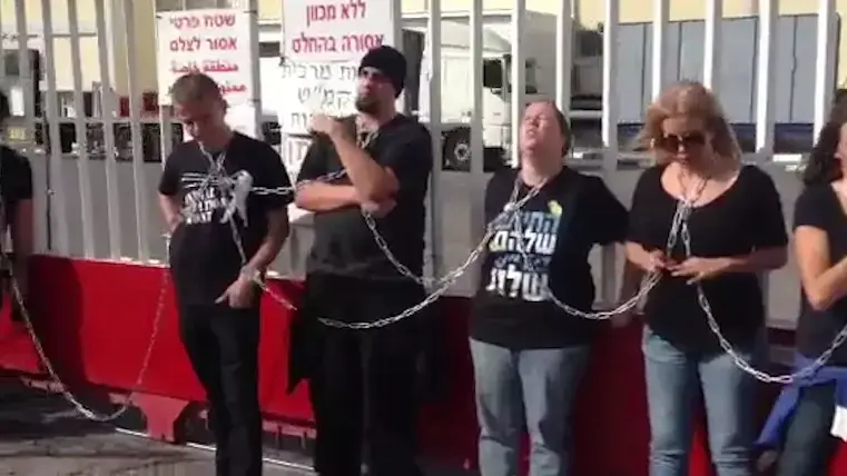 פעילים למען בעלי חיים כבלו עצמם לשער מפעל זוגלובק