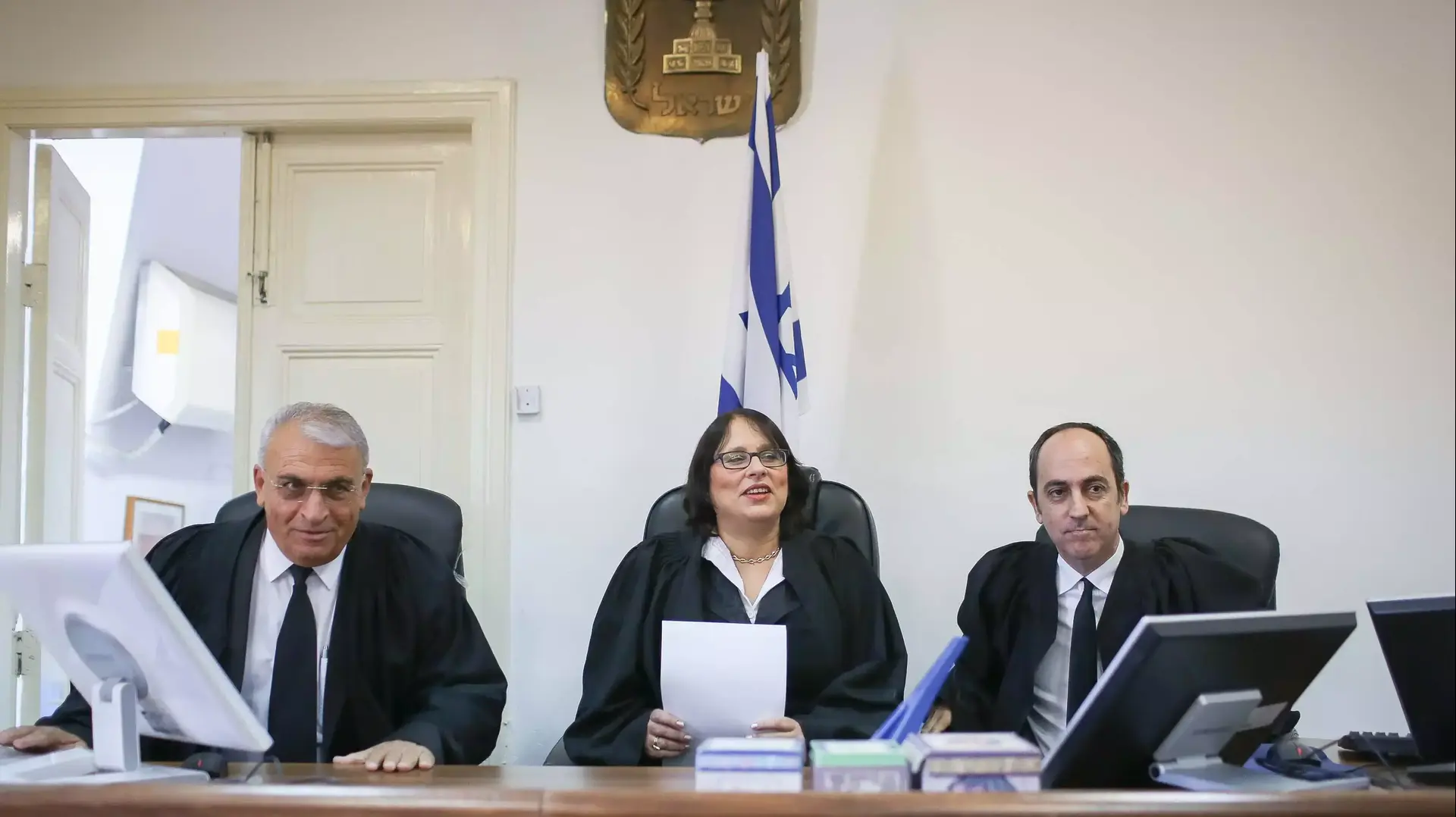 השופטים במשפטו של אביגדור ליברמן- יצחק שמעוני, חגית מאק-קלמנוביץ' ואיתן קורנהאוזר, נובמבר 2013 השופטים במשפטו של אביגדור ליברמן- יצחק שמעוני, חגית מאק-קלמנוביץ' ואיתן קורנהאוזר, נובמבר 2013