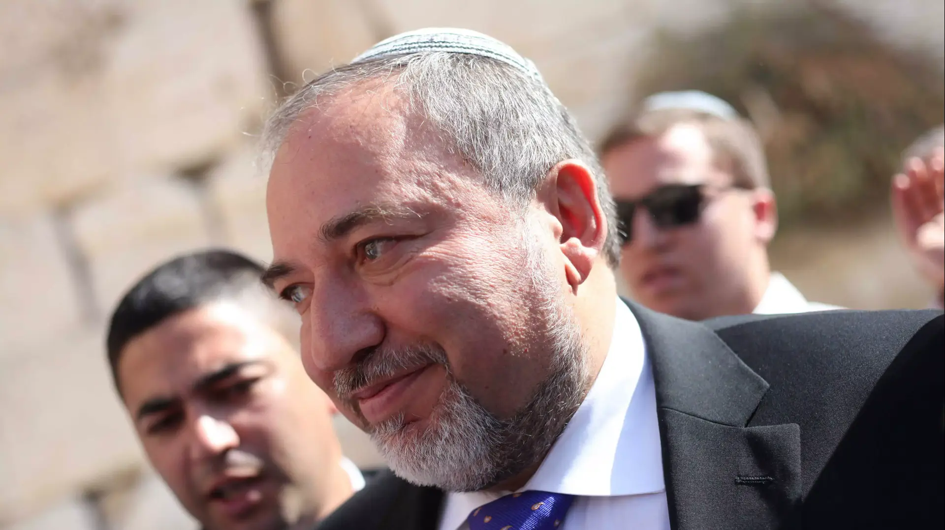 אביגדור ליברמן בכותל לאחר שזוכה, נובמבר 2013 אביגדור ליברמן בכותל לאחר שזוכה, נובמבר 2013