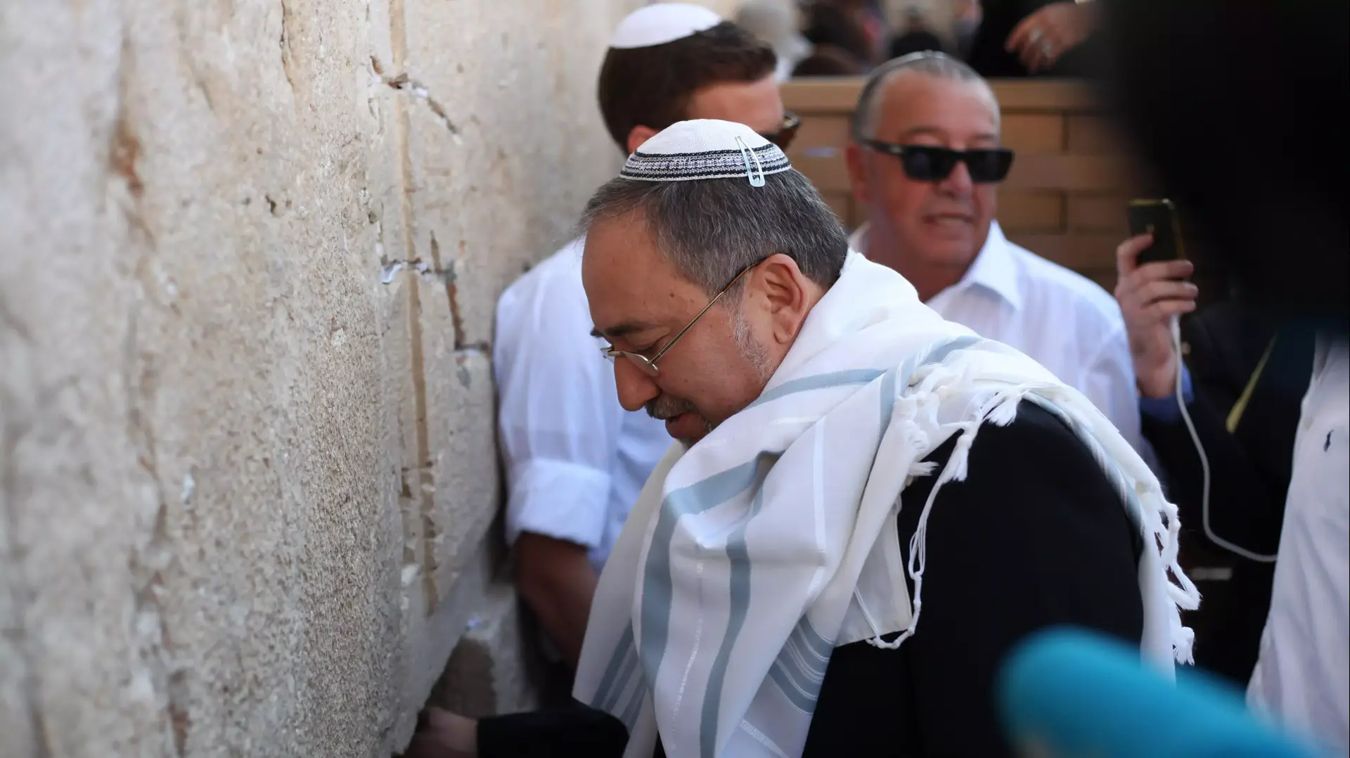 אביגדור ליברמן בכותל לאחר שזוכה, נובמבר 2013