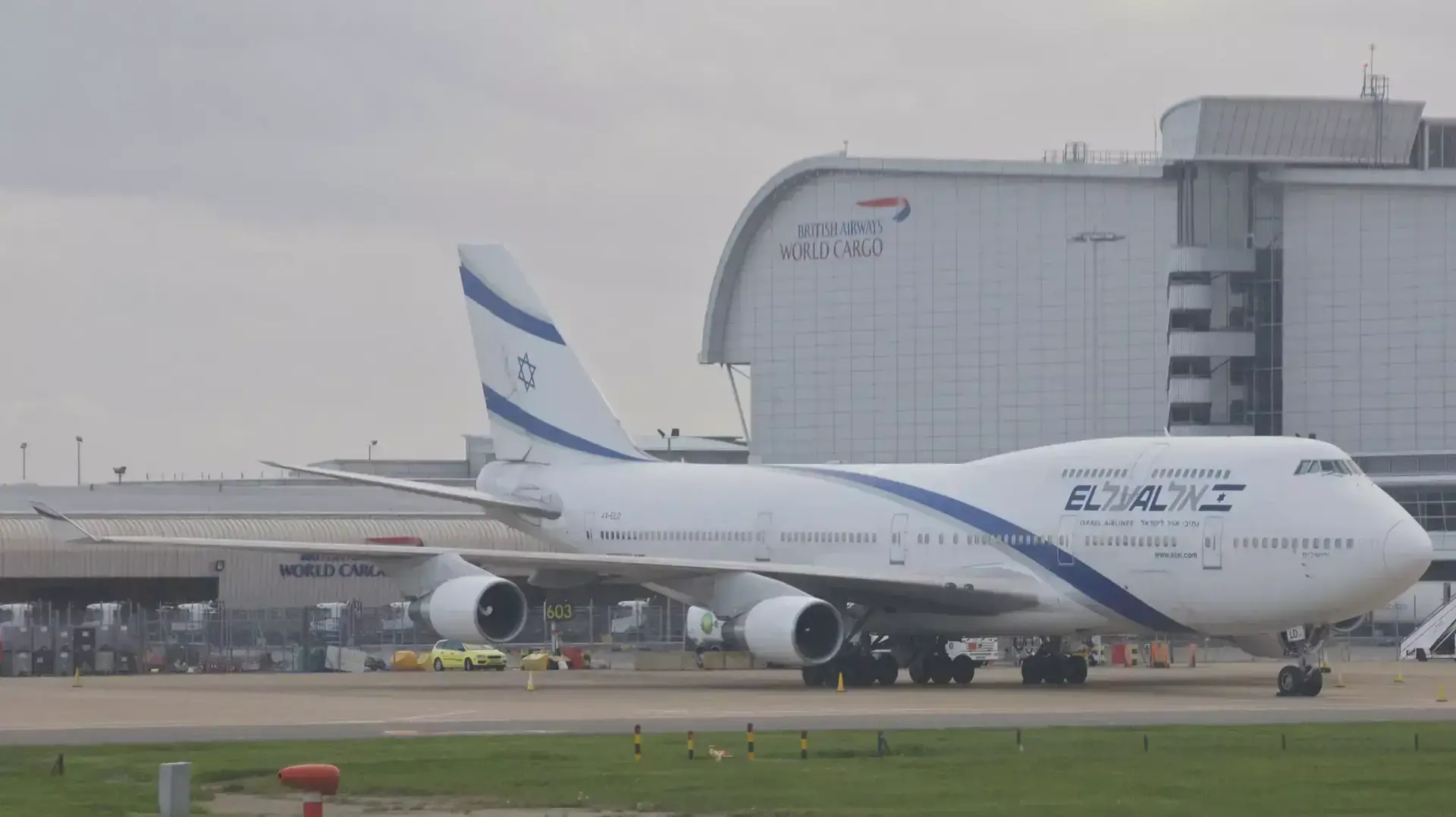 מטוס בואינג 747-400 של אל-על בנמל התעופה היתרו. לונדון 2013 מטוס בואינג 747-400 של אל-על בנמל התעופה היתרו. לונדון 2013