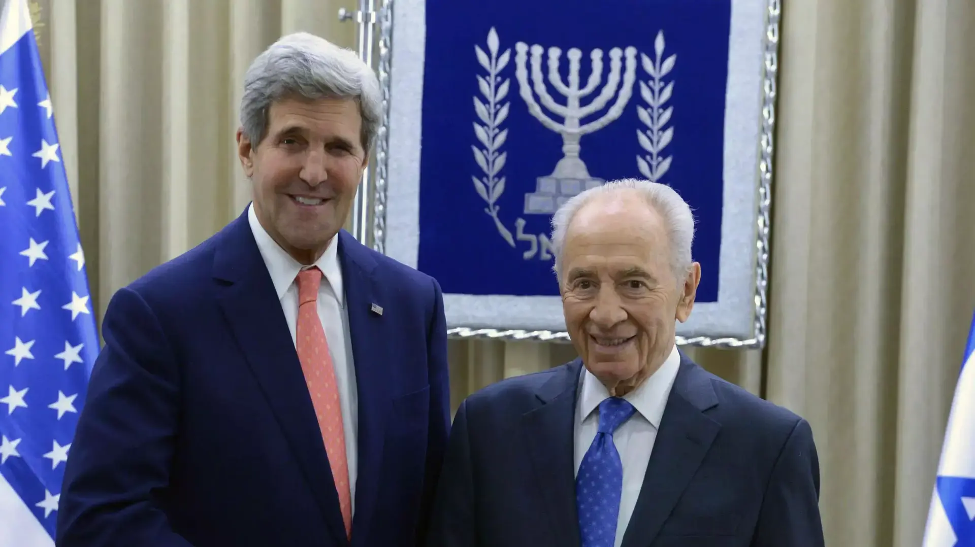נשיא המדינה שמעון פרס בפגישתו הערב עם מזכיר המדינה האמריקני ג'ון קרי. נובמבר 2013 נשיא המדינה שמעון פרס בפגישתו הערב עם מזכיר המדינה האמריקני ג'ון קרי. נובמבר 2013