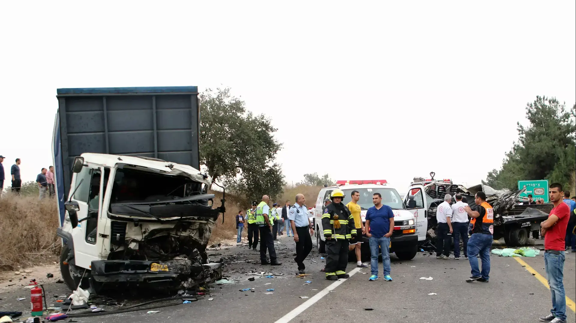 תאונת דרכים חזיתית בין שתי משאיות בצומת ציפורי לכיוון סוללים. נובמבר 2013 תאונת דרכים חזיתית בין שתי משאיות בצומת ציפורי לכיוון סוללים. נובמבר 2013