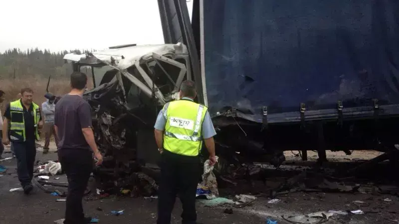 תאונת דרכים חזיתית בין שתי משאיות בצומת ציפורי לכיוון סוללים. נובמבר 2013