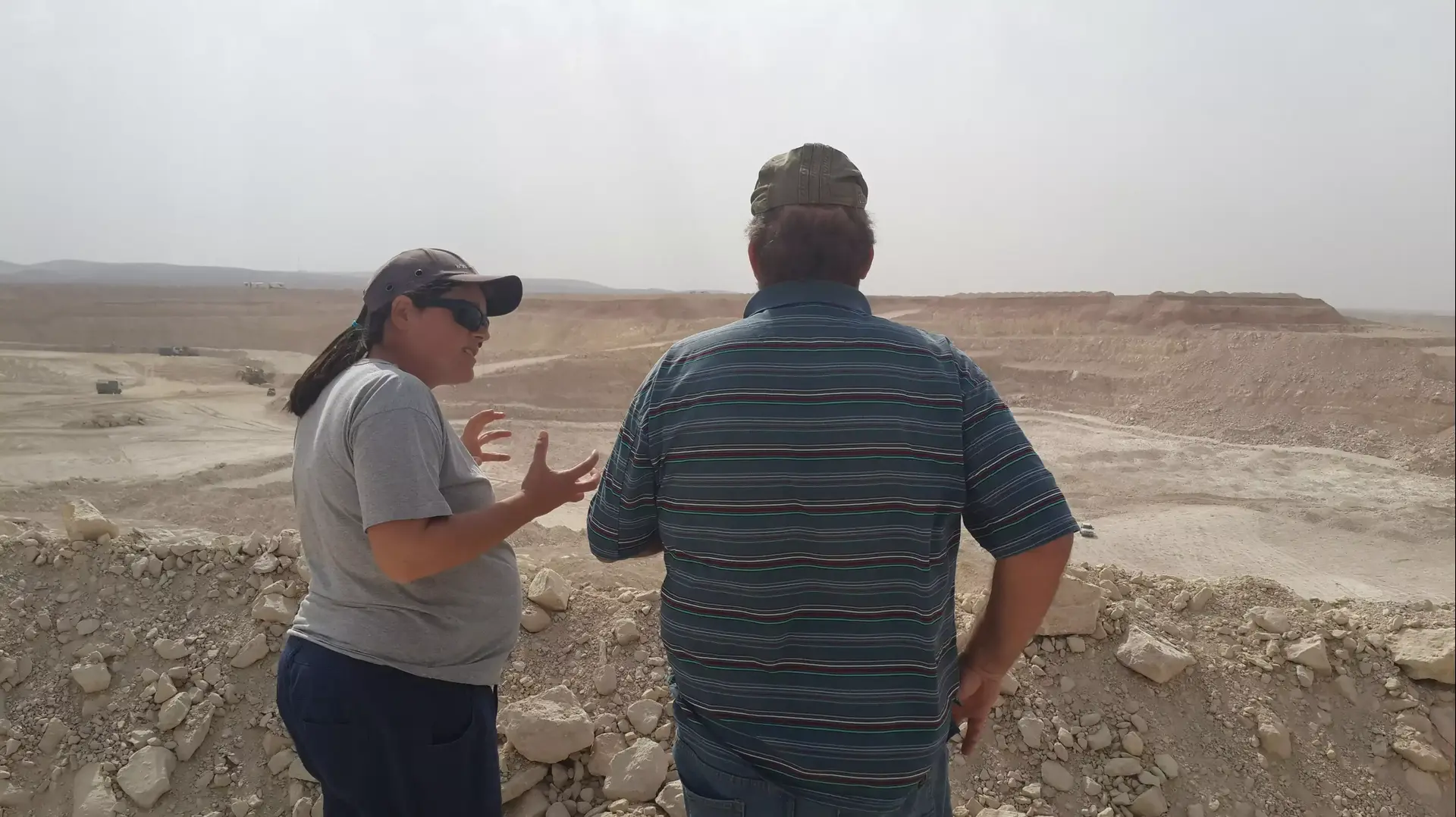 רמי שני בביקור מכרה הפוספטים בשדה בריר בנגב עם נורית מנהלת המכרה, נובמבר 2013 רמי שני בביקור מכרה הפוספטים בשדה בריר בנגב עם נורית מנהלת המכרה, נובמבר 2013