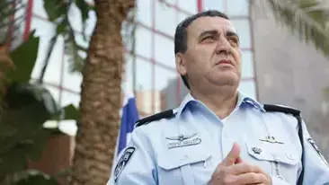 ניצב מנשה ארביב, מפקד יחידה להב-433, בהצהרה לאחר פיצוץ רכב הפרקליט בתל אביב, 8 באוקטובר 2013 ניצב מנשה ארביב, מפקד יחידה להב-433, בהצהרה לאחר פיצוץ רכב הפרקליט בתל אביב, 8 באוקטובר 2013