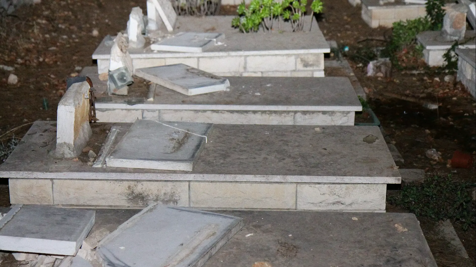 קברים חוללו בקיבוץ גבעת עוז בעמק יזרעאל קברים חוללו בקיבוץ גבעת עוז בעמק יזרעאל