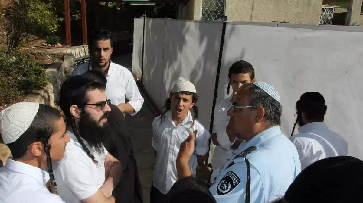 חסידי ברסלב השתלטו על בית כנסת של ניצולי שואה יוצאיי רומניה בצפת, נובמבר 2013 חסידי ברסלב השתלטו על בית כנסת של ניצולי שואה יוצאיי רומניה בצפת, נובמבר 2013