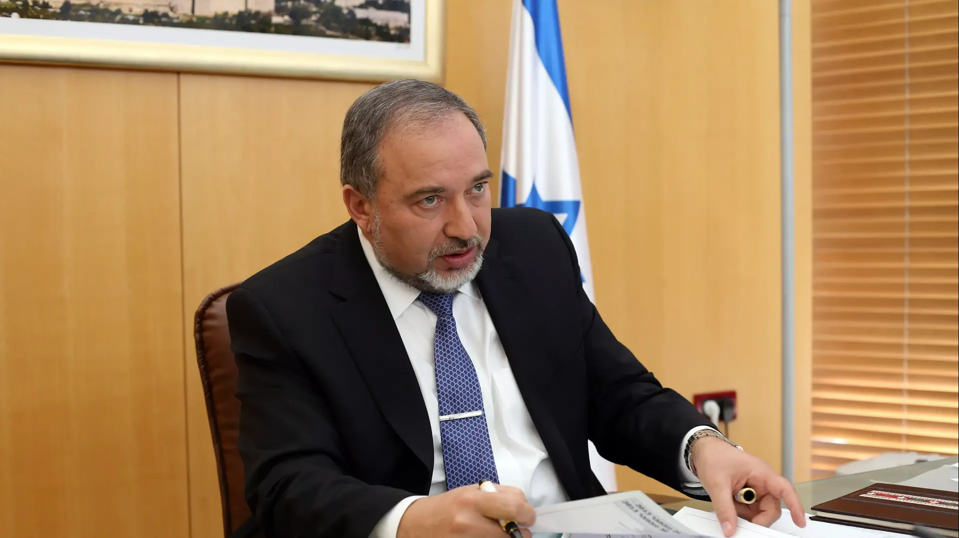 אביגדור ליברמן ביומו הראשון משרד החוץ לאחר שזוכה, נובמבר 2013 אביגדור ליברמן ביומו הראשון משרד החוץ לאחר שזוכה, נובמבר 2013