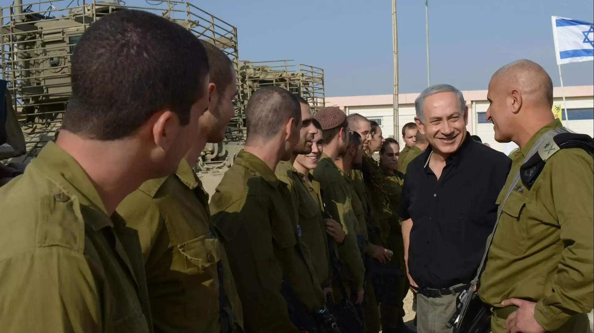 ראש הממשלה בנימין נתניהו ושר הביטחון משה  (בוגי) יעלון באוגדת עזה. נובמבר 2013