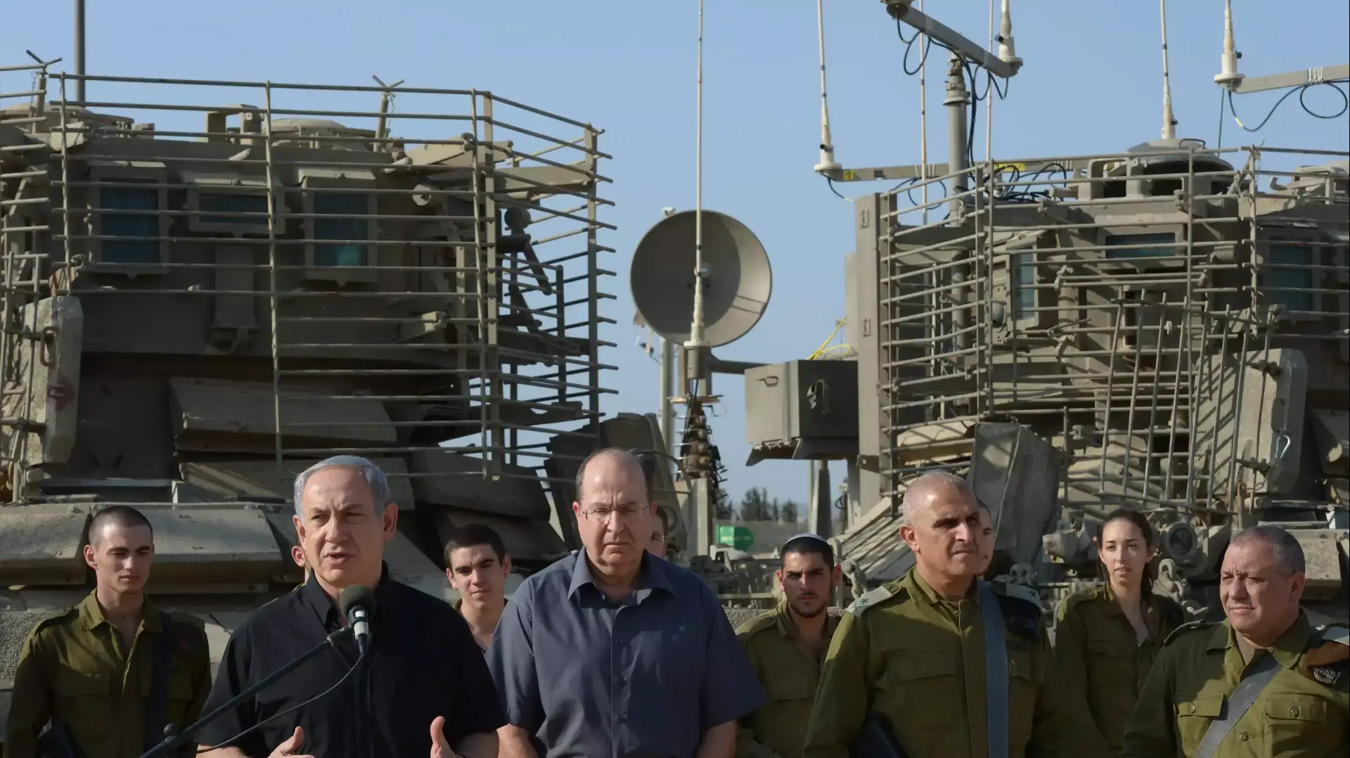ראש הממשלה בנימין נתניהו ושר הביטחון משה (בוגי) יעלון באוגדת עזה. נובמבר 2013 ראש הממשלה בנימין נתניהו ושר הביטחון משה (בוגי) יעלון באוגדת עזה. נובמבר 2013