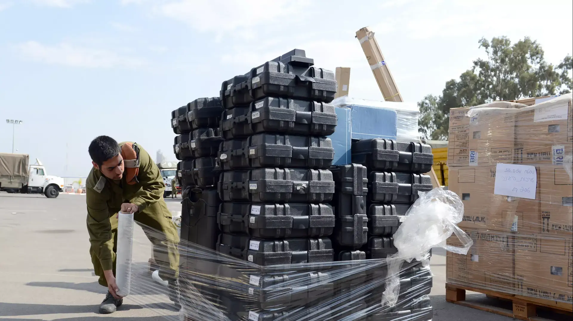 הכנות לקראת נסיעת משלחת צה"ל לפיליפינים. נובמבר 2013