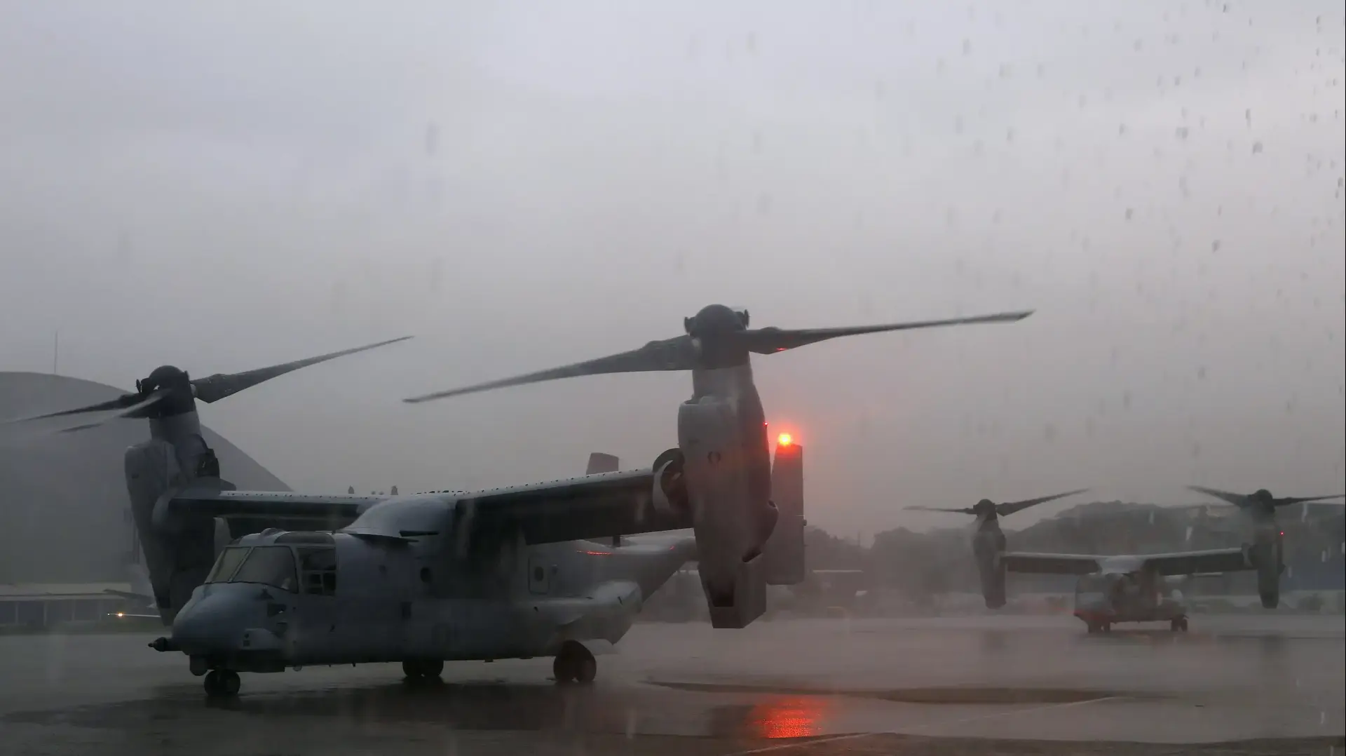 מטוסי V-22 של חיל הנחתים האמריקני בעיר טקלובן, הפיליפינים. נובמבר 2013