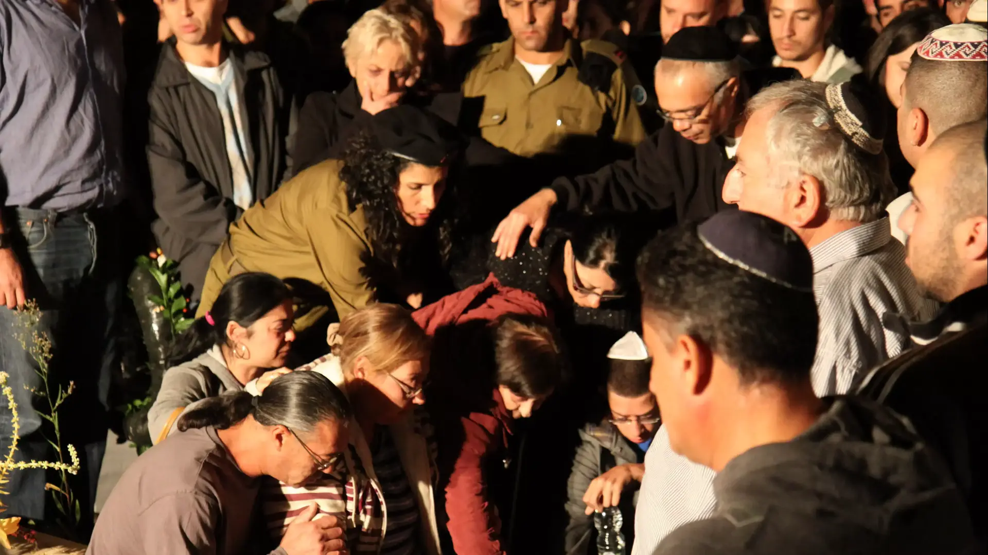 הורי החייל עדן אטיאס שנדקר למוות באוטובוס בעפולה בהלווייתו, 13 בנובמבר 2013