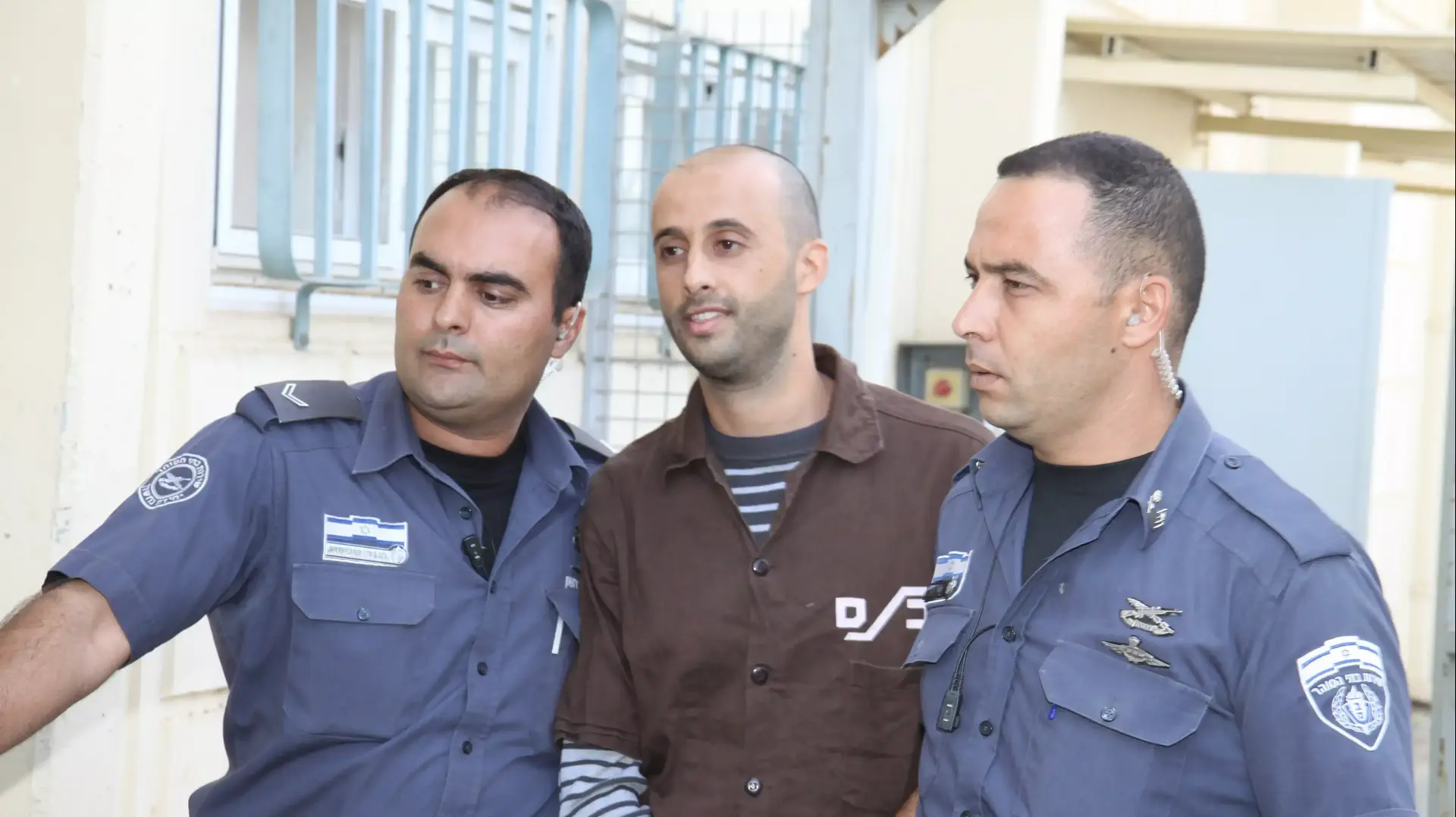 נור א-דין עמאר אחיהם הכלוא של נידאל וסלאם שביצעו הרצח של תומר חזן, נובמבר 201 נור א-דין עמאר אחיהם הכלוא של נידאל וסלאם שביצעו הרצח של תומר חזן, נובמבר 201