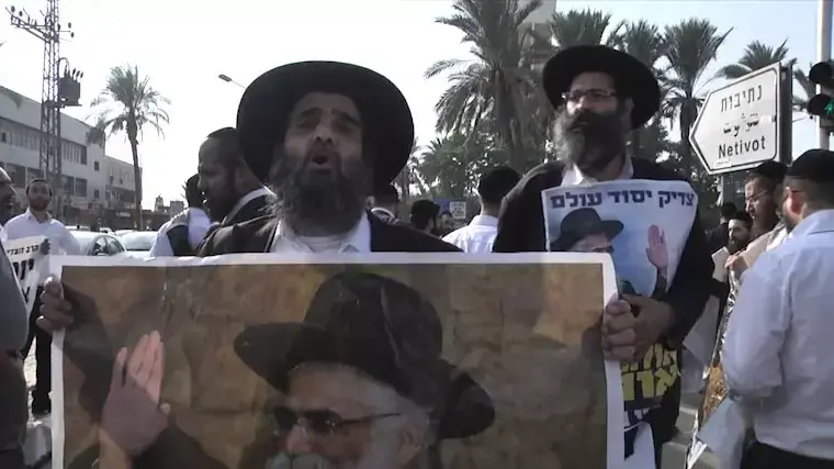 עשרות מתומכי הרב אברג'ל הפגינו במחאה על מעצרו