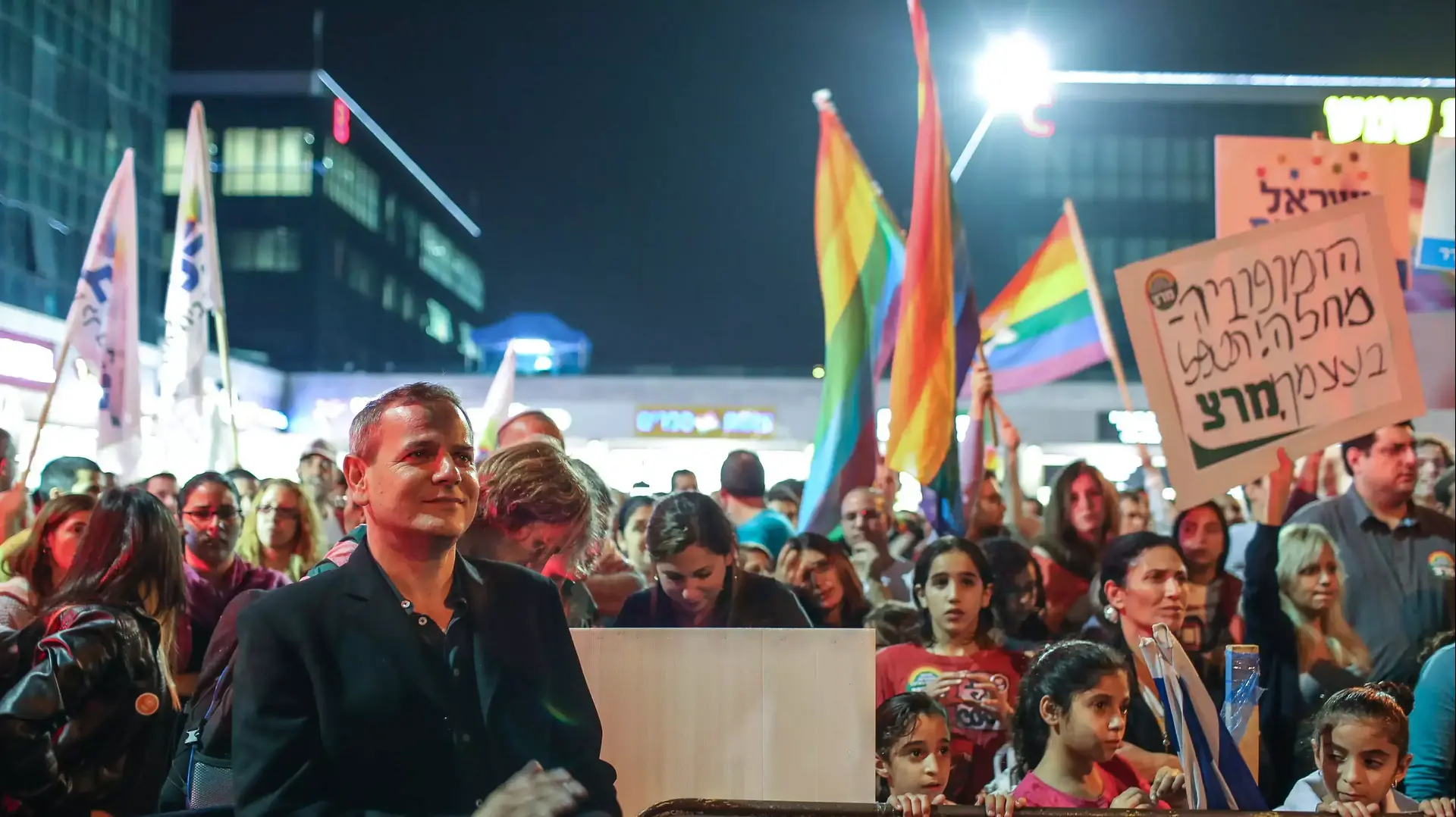 ח"כ ניצן הורביץ בהפגנה של הקהילה הגאה נגד ראש העיר של בית שמש, נובמבר 2013 ח"כ ניצן הורביץ בהפגנה של הקהילה הגאה נגד ראש העיר של בית שמש, נובמבר 2013