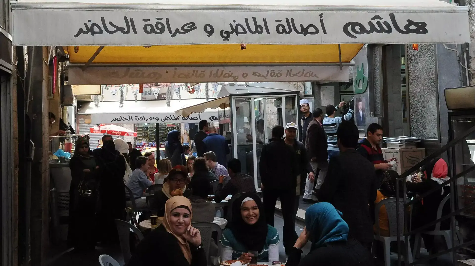 עמאן בירת ירדן במהלך השבוע של משחק הכדורגל נגד נבחרת אורוגוואי עמאן בירת ירדן במהלך השבוע של משחק הכדורגל נגד נבחרת אורוגוואי