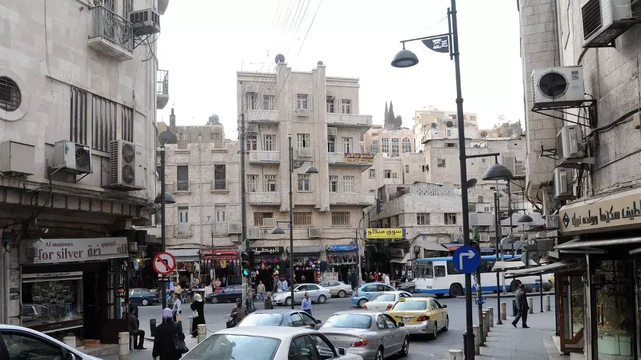 עמאן בירת ירדן במהלך השבוע של משחק הכדורגל נגד נבחרת אורוגוואי עמאן בירת ירדן במהלך השבוע של משחק הכדורגל נגד נבחרת אורוגוואי