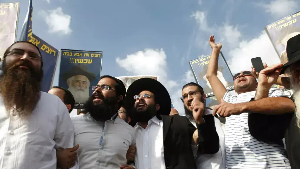 תומכי הרב יורם אברג'יל מחוץ לבית המעצר בלוד לפני שחרורו של הרב למעצר בית, נובמבר 2013 תומכי הרב יורם אברג'יל מחוץ לבית המעצר בלוד לפני שחרורו של הרב למעצר בית, נובמבר 2013