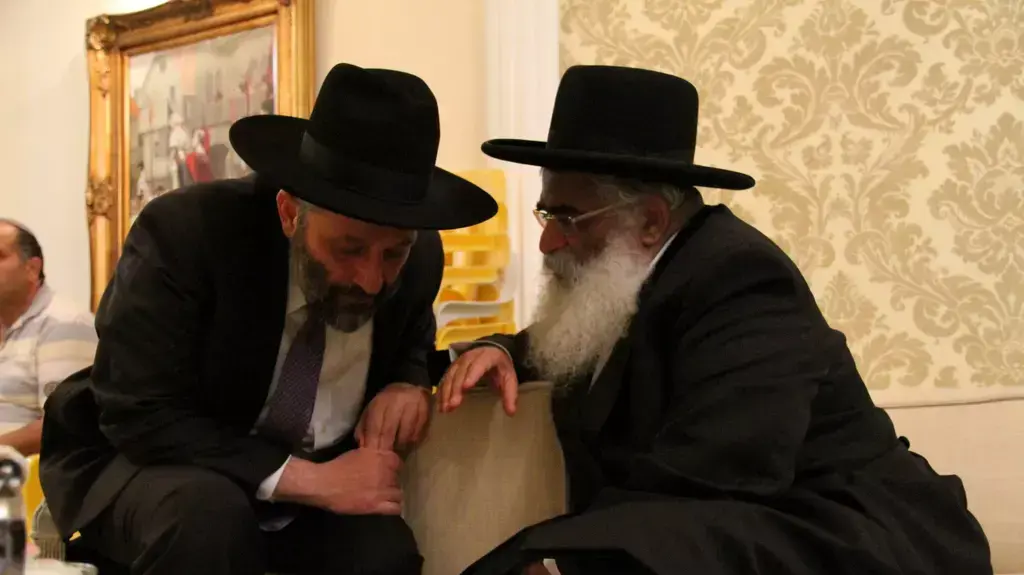 הרב ארבג'יל עם אריה דרעי, זוכה לתמיכת ש"ס