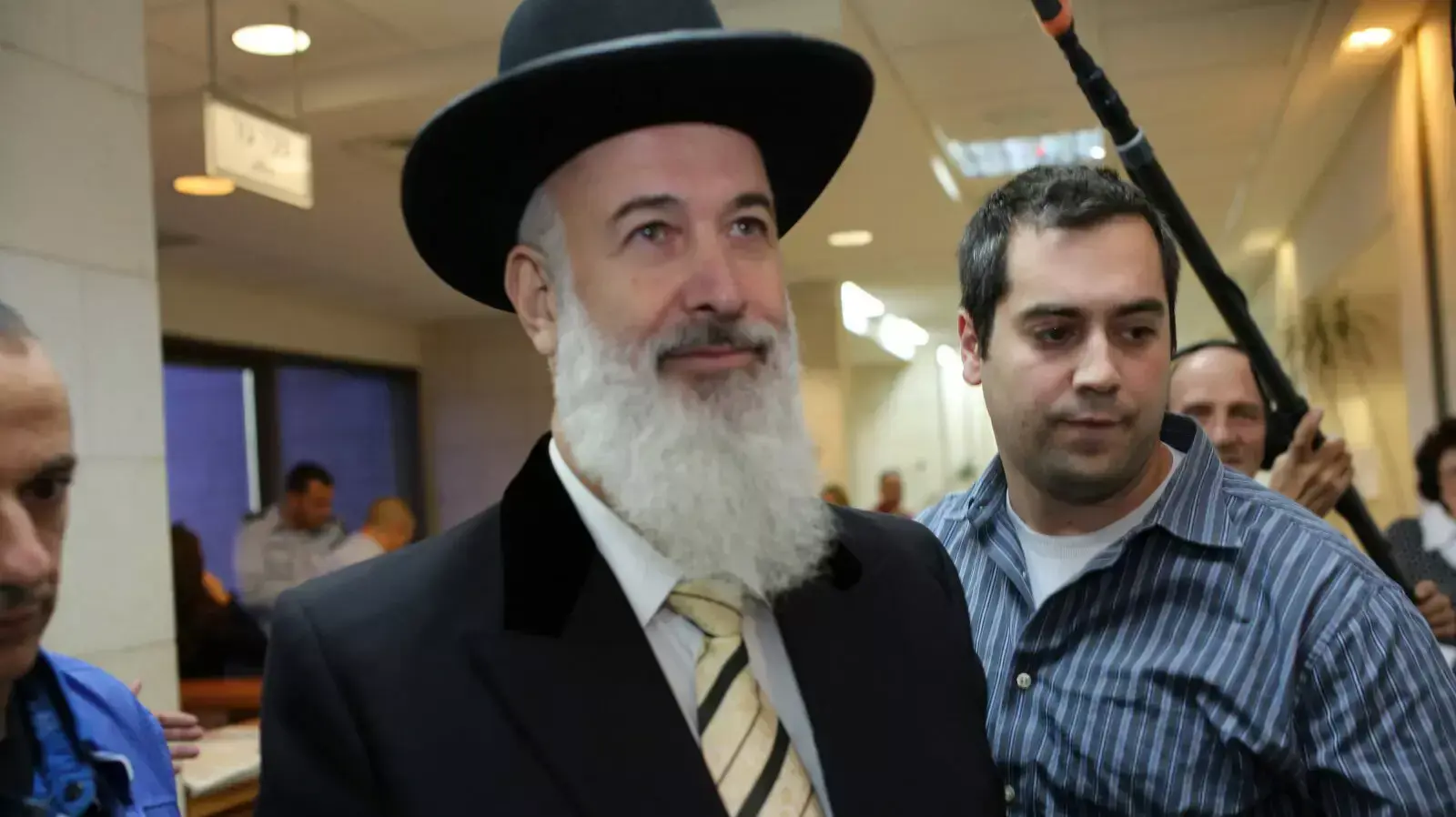 הרב יונה מצגר מובא להארכת מעצר בבית משפט השלום בראשל"צ, נובמבר 2013