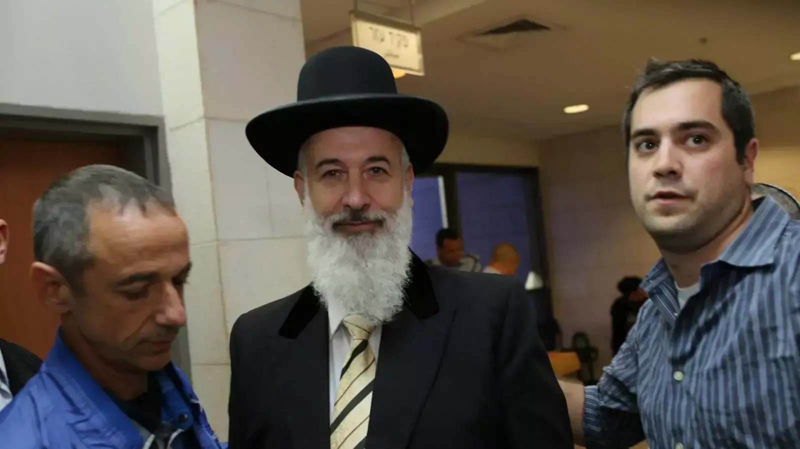 הרב יונה מצגר מובא להארכת מעצר בבית משפט השלום בראשל"צ, נובמבר 2013 הרב יונה מצגר מובא להארכת מעצר בבית משפט השלום בראשל"צ, נובמבר 2013