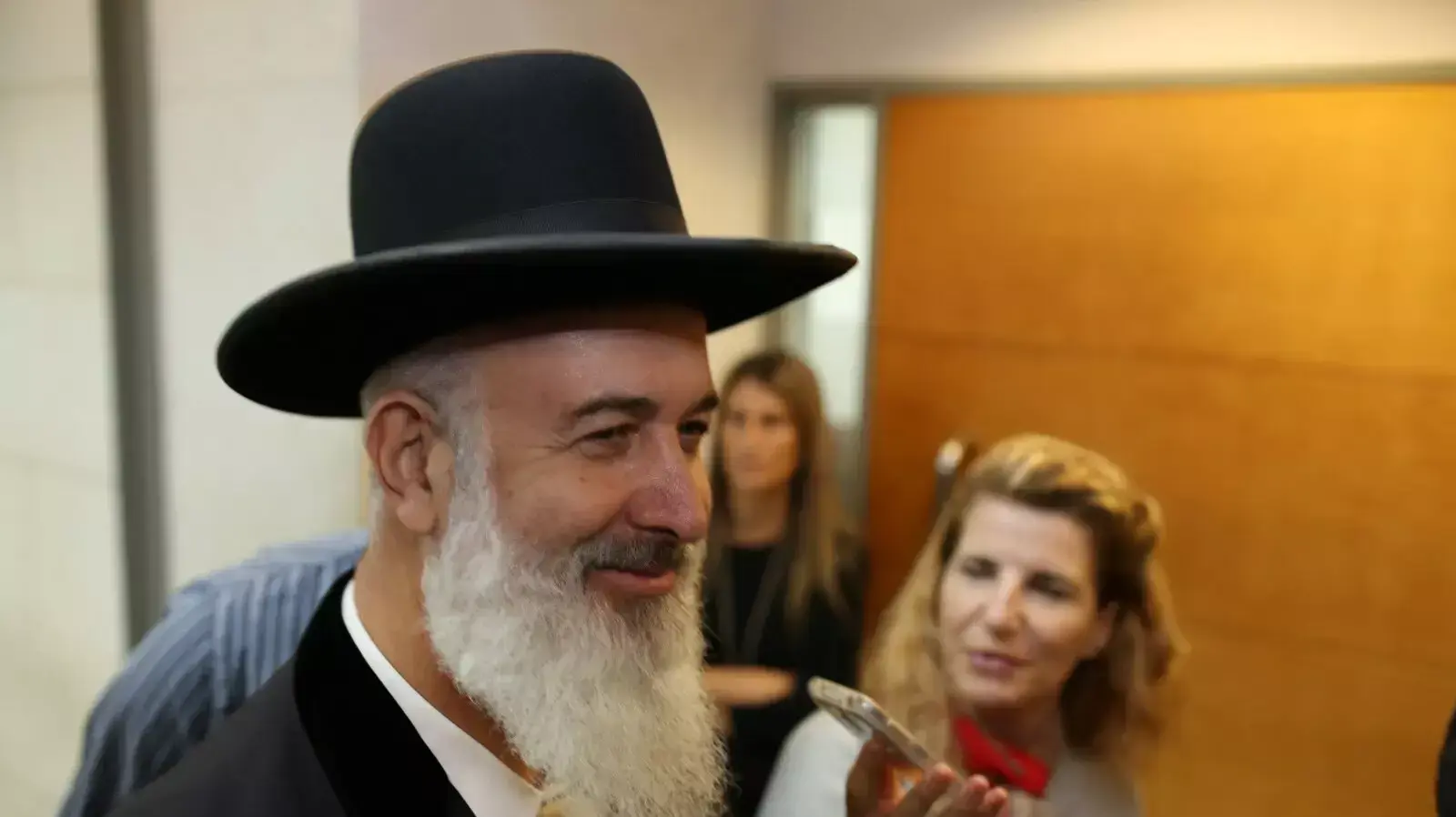 הרב יונה מצגר מובא להארכת מעצר בבית משפט השלום בראשל"צ, נובמבר 2013 הרב יונה מצגר מובא להארכת מעצר בבית משפט השלום בראשל"צ, נובמבר 2013