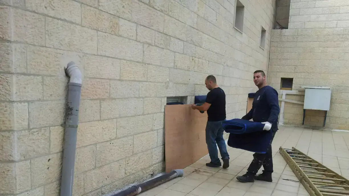 המועצה המחוזית לתכנון ובנייה חסמה את החלונות עם מזרונים כדי למנוע את רעש המפגינים, נובמבר 2013 המועצה המחוזית לתכנון ובנייה חסמה את החלונות עם מזרונים כדי למנוע את רעש המפגינים, נובמבר 2013