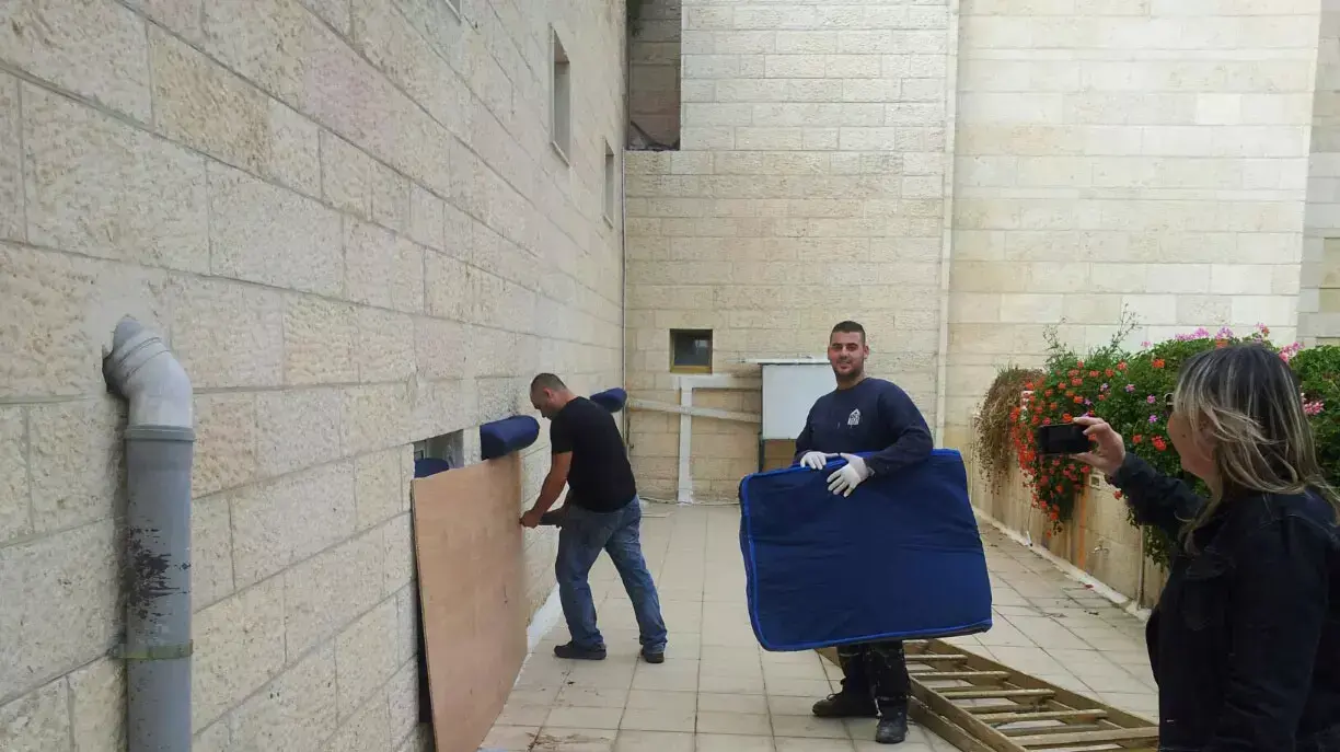 המועצה המחוזית לתכנון ובנייה חסמה את החלונות עם מזרונים  כדי למנוע את רעש המפגינים, נובמבר 2013