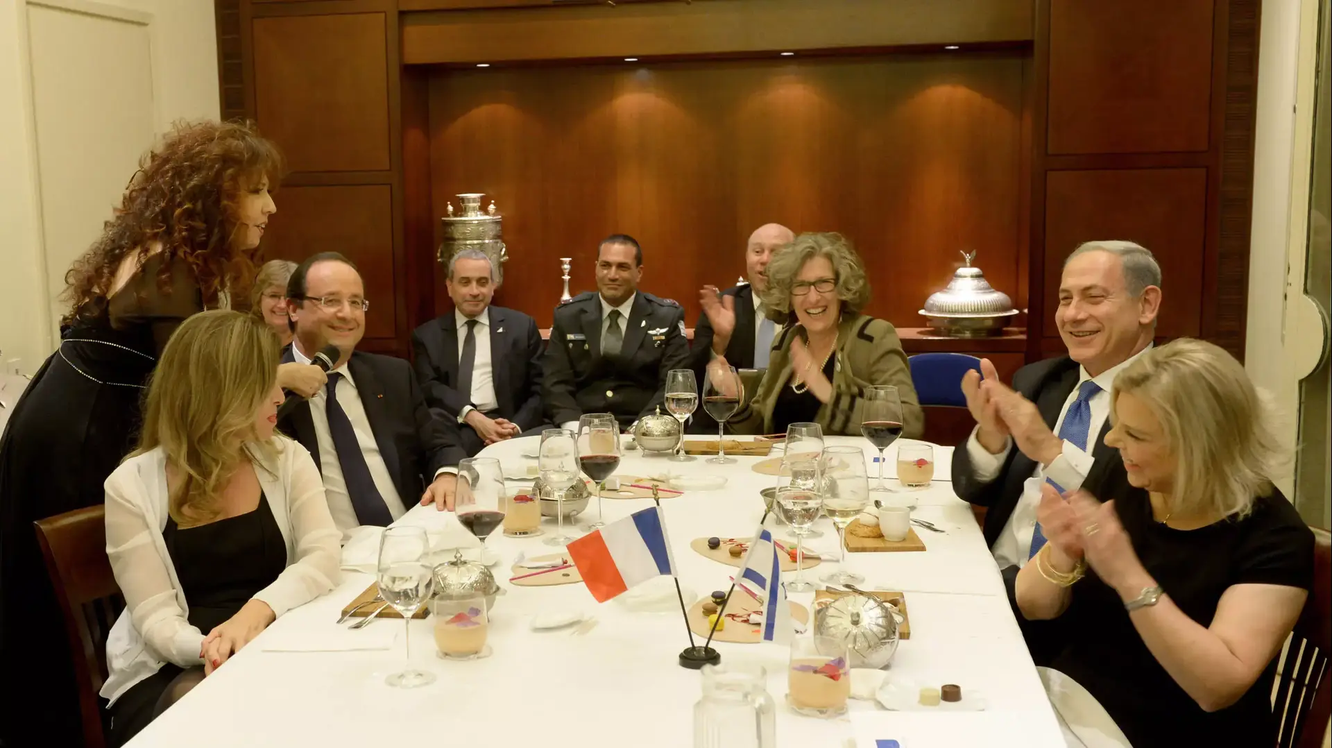 ראש הממשלה בנימין נתניהו ורעייתו שרה מארחים בבית ראש הממשלה בירושלים את נשיא צרפת פרנסואה הולנד וזוגתו. נובמבר 2013 ראש הממשלה בנימין נתניהו ורעייתו שרה מארחים בבית ראש הממשלה בירושלים את נשיא צרפת פרנסואה הולנד וזוגתו. נובמבר 2013