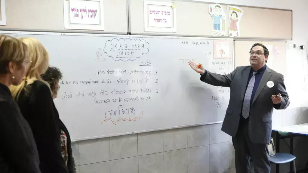 שר החינוך שי פירון בביה"ס לאומנויות ע"ש "א.ד. גורגון", הרצליה. נובמבר 2013 שר החינוך שי פירון בביה"ס לאומנויות ע"ש "א.ד. גורגון", הרצליה. נובמבר 2013