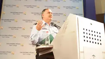 המפכ"ל יוחנן דנינו בכנס שדרות בספיר, נובמבר 2013 המפכ"ל יוחנן דנינו בכנס שדרות בספיר, נובמבר 2013