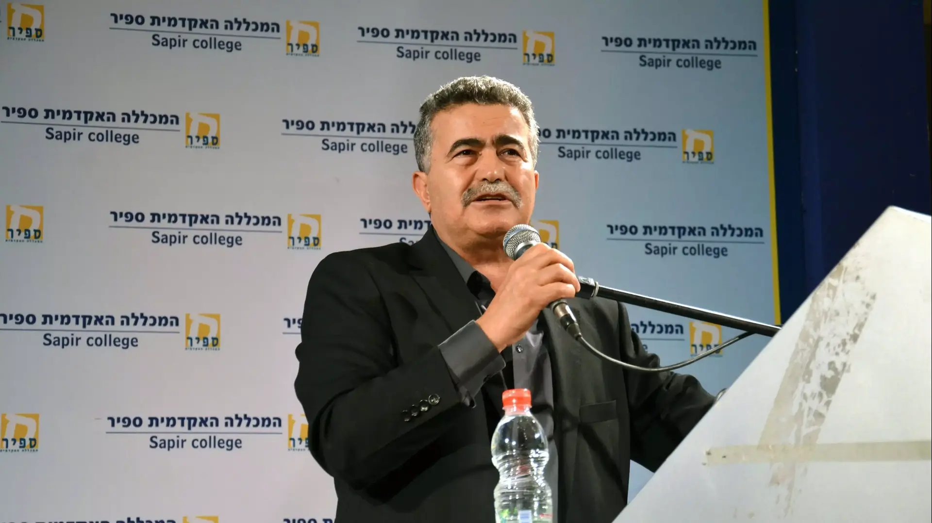 השר עמיר פרץ נואם בכנס שדרות בספיר, נובמבר 2013 השר עמיר פרץ נואם בכנס שדרות בספיר, נובמבר 2013