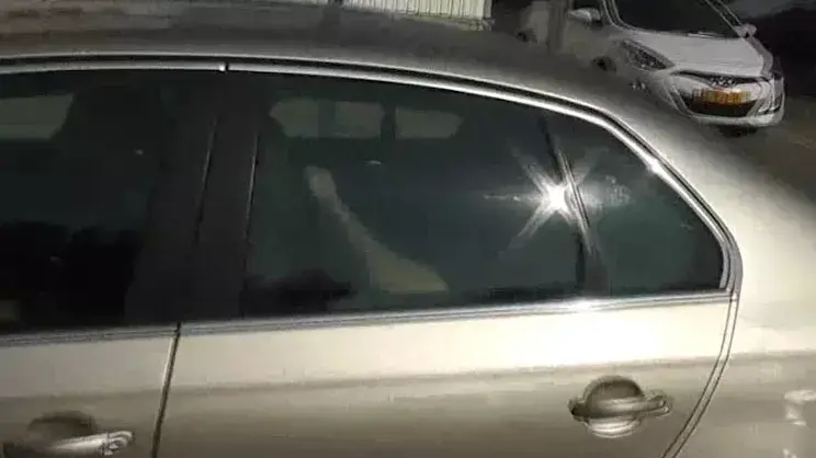 אביו של הזמר המפורסם נלקח מביתו לחקירה