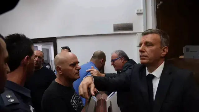 אביו של אייל גולן בהארכת מעצר, בית משפט השלום תל אביב. נובמבר 2013 אביו של אייל גולן בהארכת מעצר, בית משפט השלום תל אביב. נובמבר 2013