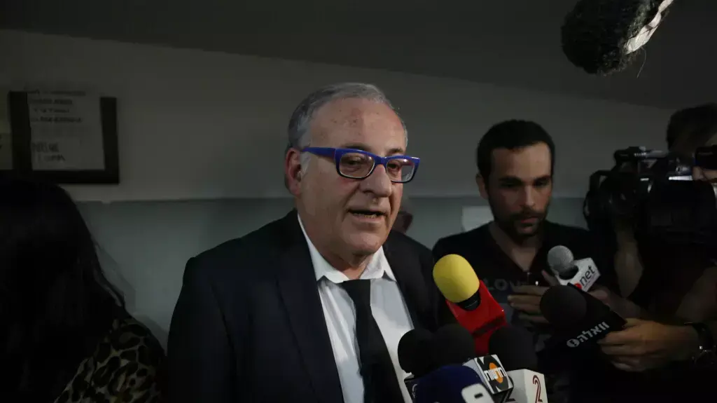בני נהרי עורך דינו של צחי אסולין בהארכת מעצר בבית משפט השלום תל אביב. נובמבר 2013