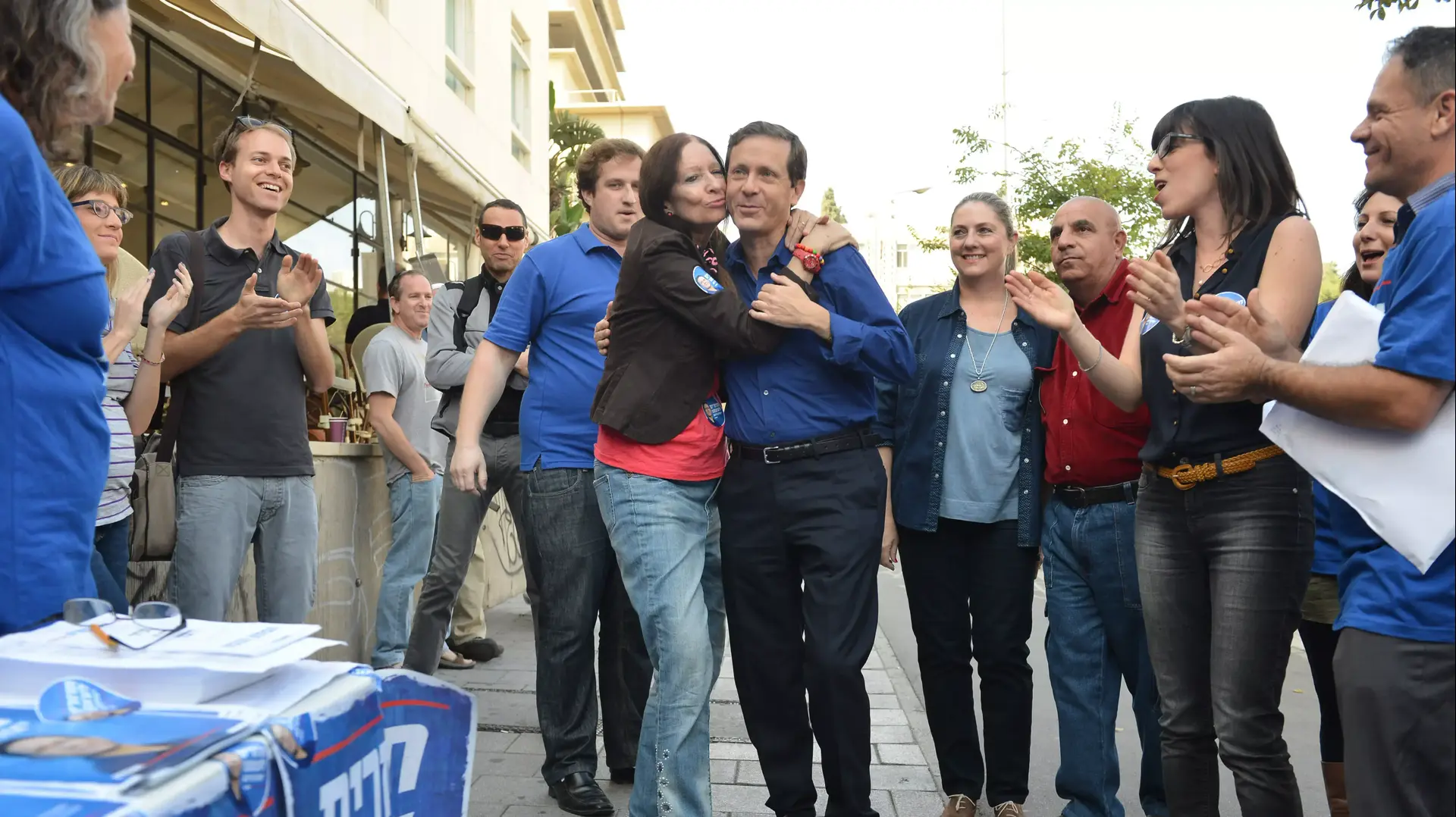 בוז'י הרצוג מגיע להצביע בפריימריז של מפלגת העבודה. נובמבר 2013 בוז'י הרצוג מגיע להצביע בפריימריז של מפלגת העבודה. נובמבר 2013