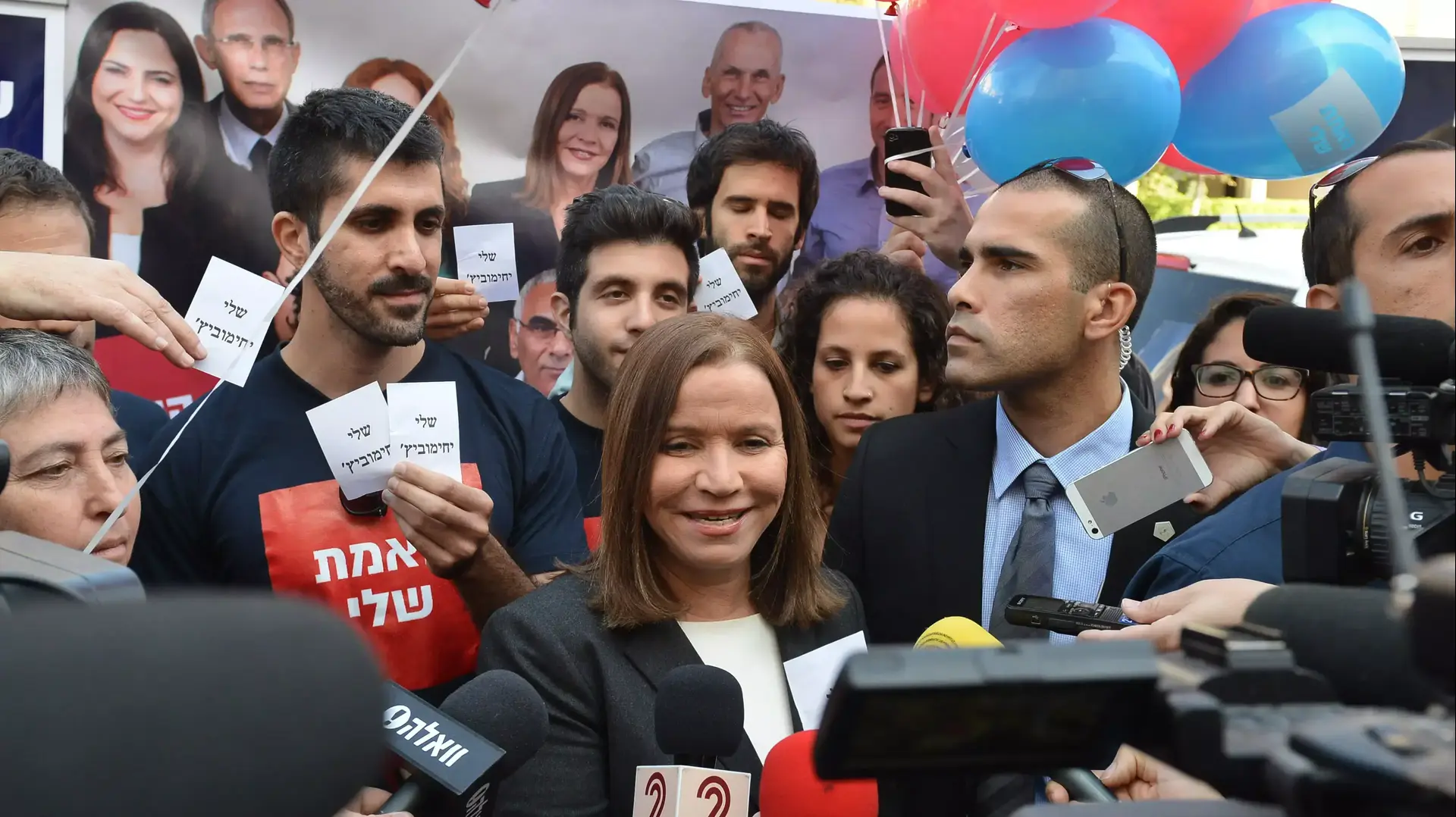 שלי יחימוביץ' מגיעה להצביע בפריימריז של מפלגת העבודה. נובמבר 2013 שלי יחימוביץ' מגיעה להצביע בפריימריז של מפלגת העבודה. נובמבר 2013