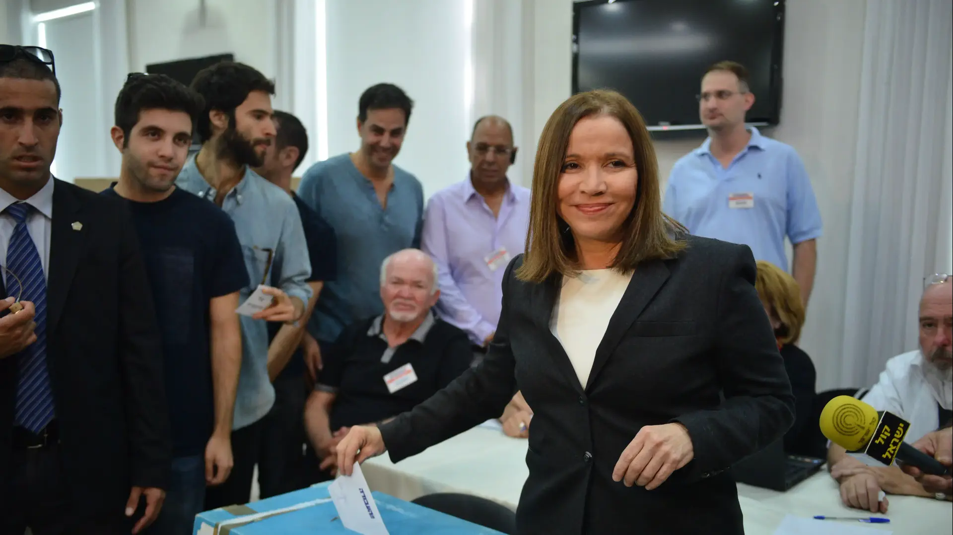 שלי יחימוביץ' מגיעה להצביע בפריימריז של מפלגת העבודה. נובמבר 2013 שלי יחימוביץ' מגיעה להצביע בפריימריז של מפלגת העבודה. נובמבר 2013