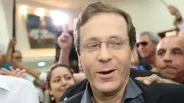 יו"ר מפלגת העבודה הנבחר יצחק (בוז'י) הרצוג במטה מפלגת העבודה בבית סוקולוב בתל אביב, 22 בנובמבר 2013 יו"ר מפלגת העבודה הנבחר יצחק (בוז'י) הרצוג במטה מפלגת העבודה בבית סוקולוב בתל אביב, 22 בנובמבר 2013