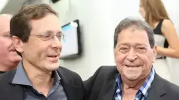 יו"ר מפלגת העבודה הנבחר יצחק (בוז'י) הרצוג במטה מפלגת העבודה בבית סוקולוב בתל אביב, 22 בנובמבר 2013 יו"ר מפלגת העבודה הנבחר יצחק (בוז'י) הרצוג במטה מפלגת העבודה בבית סוקולוב בתל אביב, 22 בנובמבר 2013