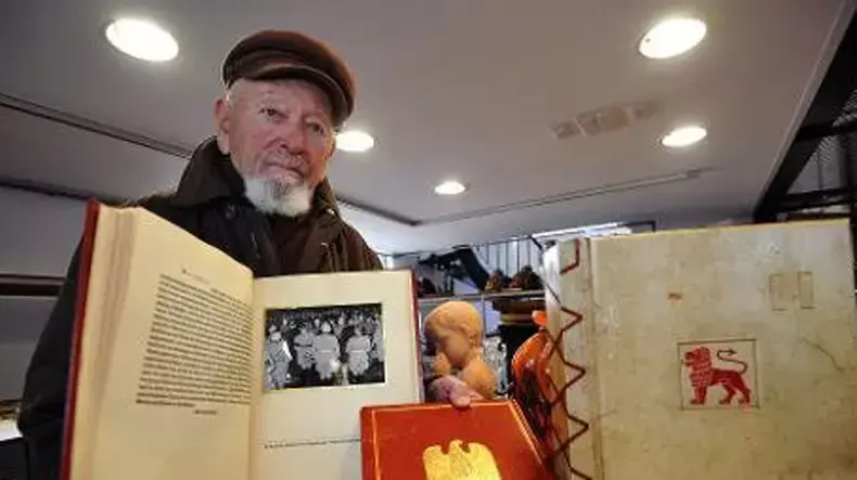 פול ג'רבי, הפנסיונר הצרפתי שמכר אלבומי תמונות נדירים שמצא בטירה של היטלר פול ג'רבי, הפנסיונר הצרפתי שמכר אלבומי תמונות נדירים שמצא בטירה של היטלר