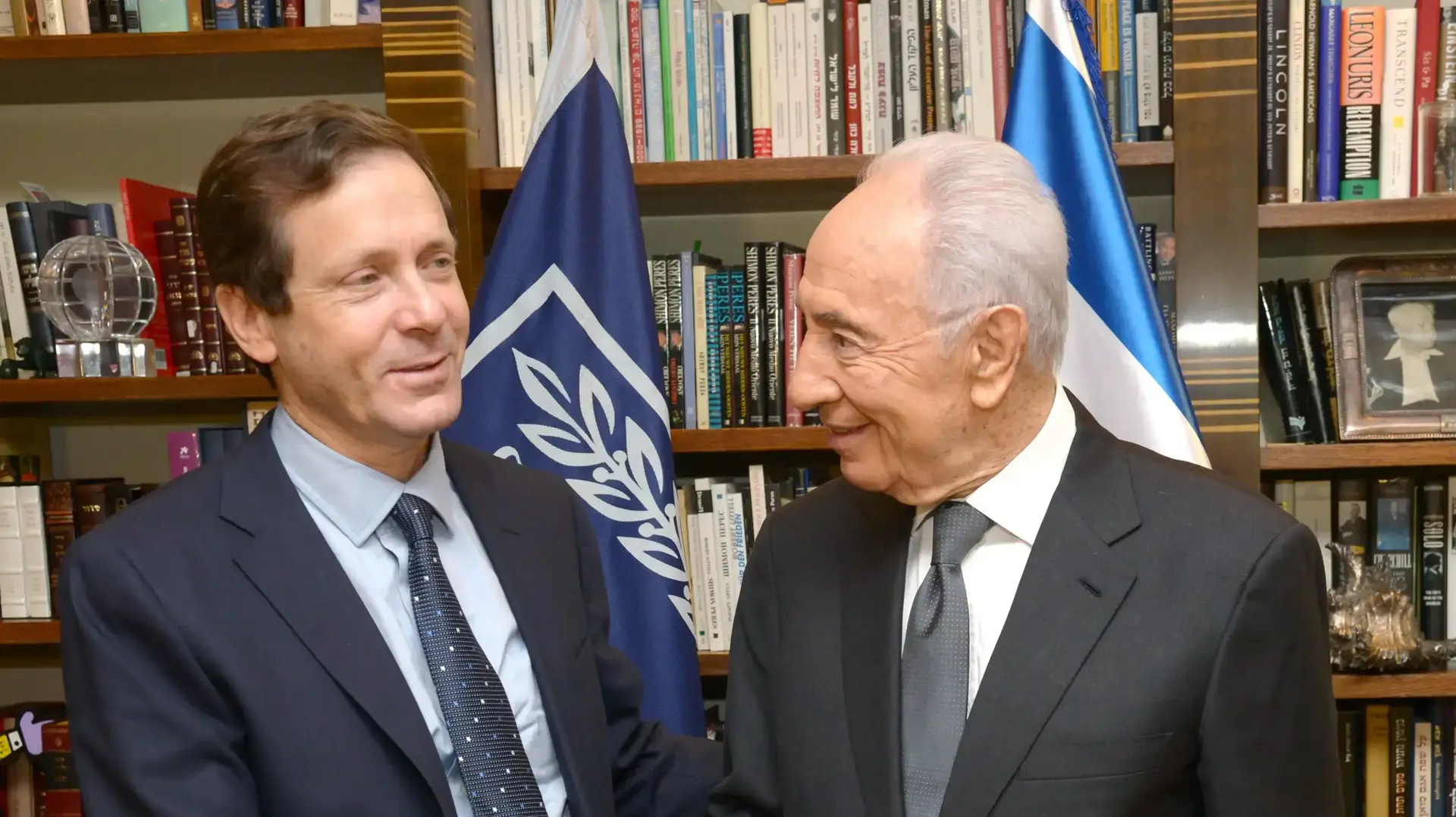 נשיא המדינה נפגש הבוקר עם יו"ר מפלגת העבודה הנבחר יצחק בוז'י הרצוג. נובמבר 2013 נשיא המדינה נפגש הבוקר עם יו"ר מפלגת העבודה הנבחר יצחק בוז'י הרצוג. נובמבר 2013