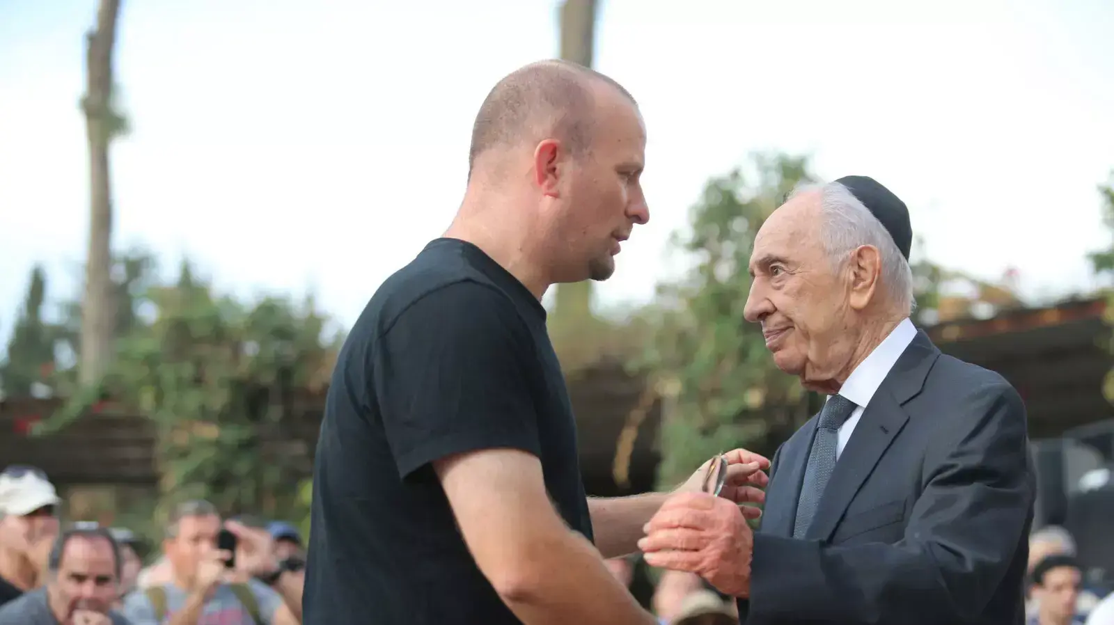 הנשיא פרס מנחם את נועם לאוטמן בהלוויית אביו לאוטמן , נובמבר 2013 הנשיא פרס מנחם את נועם לאוטמן בהלוויית אביו לאוטמן , נובמבר 2013