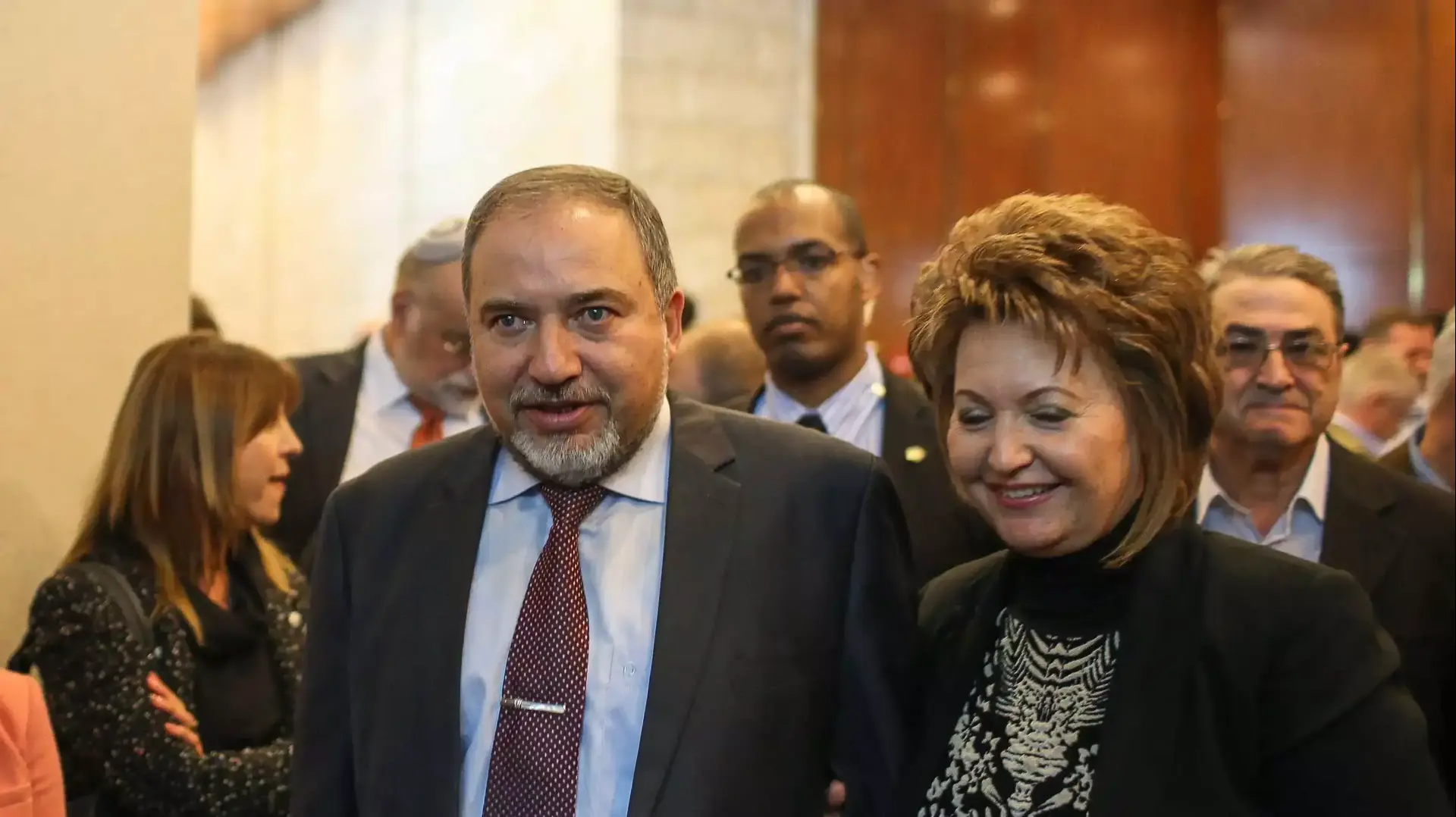 אביגדור ליברמן ואשתו בישיבת סיעה של ישראל ביתנו, נובמבר 2013 אביגדור ליברמן ואשתו בישיבת סיעה של ישראל ביתנו, נובמבר 2013