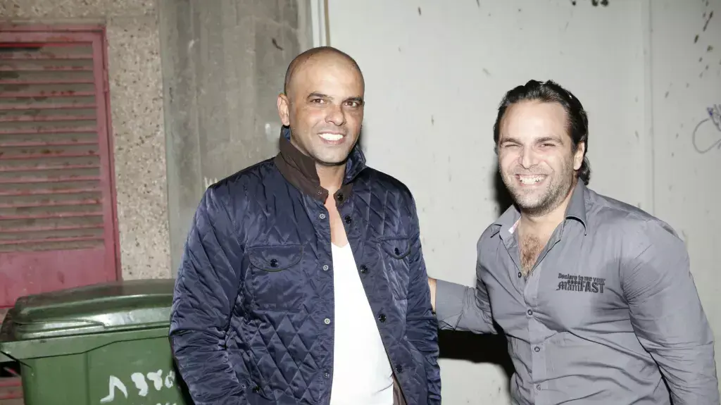 אייל גולן וחגי אוזן מחוץ לאולפני שיר בבית פנורמה, נובמבר 2013