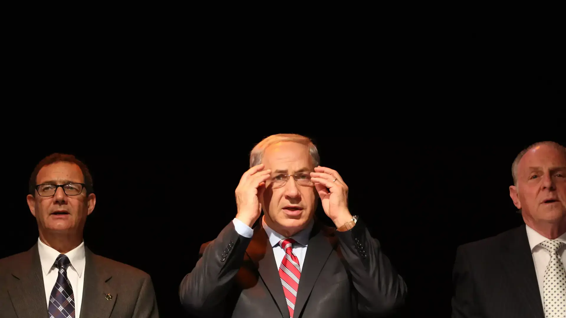 רוה"מ נתניהו בטקס הענקת פרס א.מ.ת להצטיינות על הישגים אקדמיים , נובמבר 2013 רוה"מ נתניהו בטקס הענקת פרס א.מ.ת להצטיינות על הישגים אקדמיים , נובמבר 2013