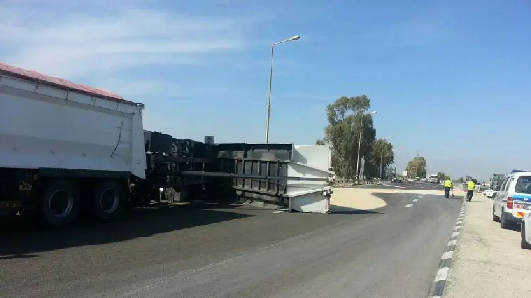 הולכת רגל נהרגה מפגיעת משאית בצומת קסטינה ליד קריית מלאכי, נובמבר 2013 הולכת רגל נהרגה מפגיעת משאית בצומת קסטינה ליד קריית מלאכי, נובמבר 2013