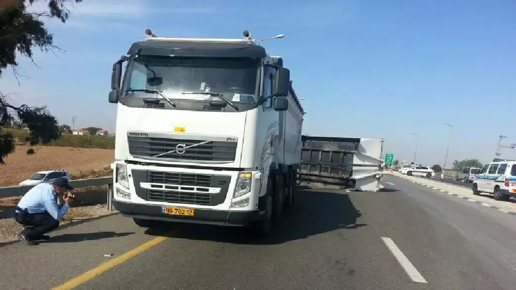 הולכת רגל נהרגה מפגיעת משאית בצומת קסטינה ליד קריית מלאכי, נובמבר 2013 הולכת רגל נהרגה מפגיעת משאית בצומת קסטינה ליד קריית מלאכי, נובמבר 2013